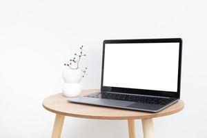 maquete de tela de laptop moderno em branco em design de interiores minimalista para exibir seu site ou publicidade de serviços de internet foto