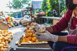 trabalhadores preparando frutas frescas de cacau antes da fermentação foto