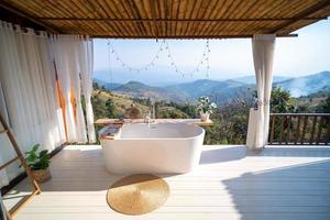 banheira ao ar livre com vista para as montanhas, doi chang, tailândia foto