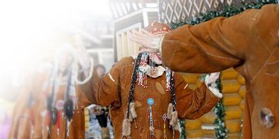 performance de conjunto folclórico em trajes de indígenas de kamchatka. foco seletivo foto