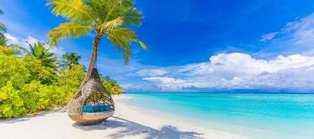 paraíso de praia tropical como paisagem de verão com balanço de praia ou rede e areia branca, mar calmo, praia serena. férias de verão de férias de praia de luxo. destino de viagem tranquilo romântico ilha natureza foto