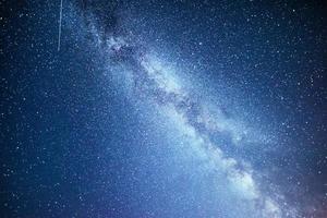 céu noturno vibrante com estrelas e nebulosa e galáxia. céu profundo astrofoto foto