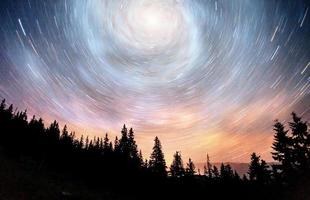 fantástico céu estrelado e a via láctea acima dos pináculos dos pinheiros. cortesia da nasa foto