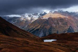 pôr do sol no lago de montanha koruldi. Upper Svaneti, Geórgia, Europa. montanhas do cáucaso foto