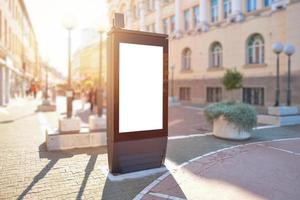 maquete de publicidade de luz de rua da cidade foto