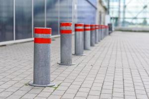 colunas restritivas em um estacionamento foto