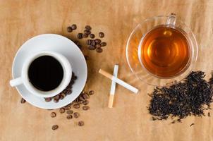 vício e hábito de chá, café e cigarros