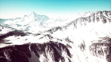 paisagem de montanha inverno cáucaso com geleiras brancas e pico rochoso foto