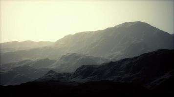 paisagem da cordilheira das dolomitas coberta de neblina foto