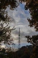 torre de transmissão de tv na colina mtatsminda em tbilisi, geórgia foto