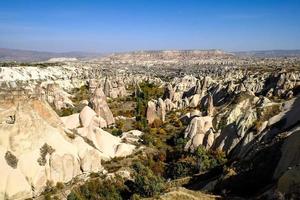 belas montanhas e vistas de rochas na capadócia, turquia foto