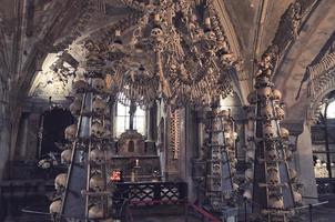 kutna hora igreja com colunata de ossos e crânios humanos