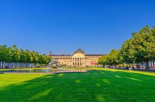 wiesbaden, alemanha, 24 de agosto de 2019 kurhaus ou cura house spa and casino building e bowling green park em wiesbaden foto