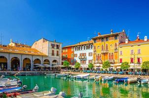 porto velho porto vecchio com barcos em desenzano del garda foto