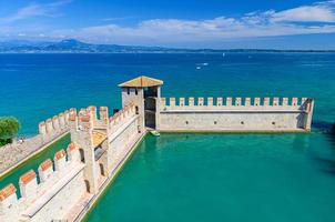 sirmione, itália, 11 de setembro de 2019 castelo scaligero castello di sirmione fortaleza medieval, cidade de sirmione no lago garda foto