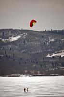 patinação no gelo de paraquedas em alberta foto