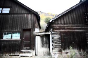 edifícios de log em telegraph Creek no norte da colúmbia britânica foto