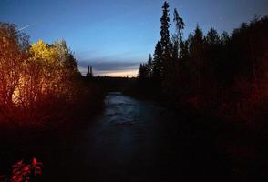 rio arborizado à noite na pitoresca saskatchewan foto