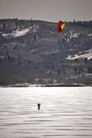 patinação no gelo de paraquedas em alberta foto