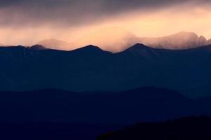 cênicas montanhas rochosas do norte da columbia britânica foto