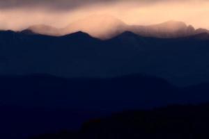 cênicas montanhas rochosas do norte da columbia britânica foto