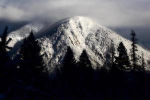 montanhas rochosas no inverno foto