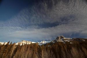 montanhas rochosas no inverno foto