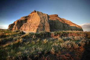 Butte do castelo no grande vale lamacento no sul de saskatchewan foto