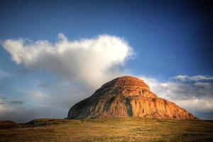 Butte do castelo no grande vale lamacento no sul de saskatchewan foto