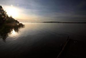 nascer do sol sobre um lago saskatchewan foto