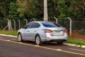 carro sedan prata do modelo nissan sentra foto