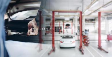 centro de oficina de serviço de automóveis e manutenção de veículos, oficina de garagem de automóveis e troca de peças de reposição. estação de serviços automotivos. reparação e check-up de automóveis empresariais foto