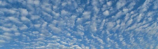céu azul com muitas nuvens pequenas. imagem panorâmica. foto