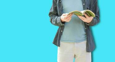 imagens de jovem isolado no fundo branco, segurando a leitura do livro. foto