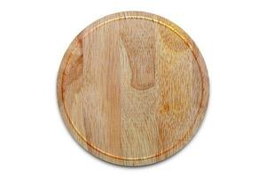 tábua de corte de faia de madeira redonda isolada em branco. placa de madeira para carne e vegetais em fundo branco. foto
