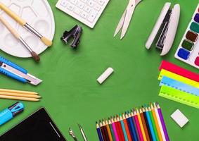 lápis, bússola, caderno, régua, paquímetro e lousa verde com transferidor foto