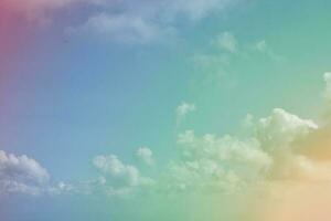 céu de nuvens de sol com uma cor pastel suave. gradiente de ciano turva abstrato da natureza do céu. foto