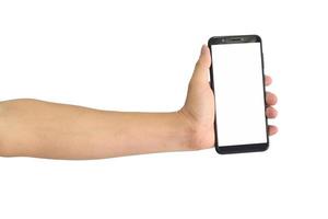mão segurando o smartphone preto com tela em branco, isolado no fundo branco. com trajeto de grampeamento. foto