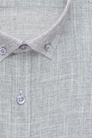 camisa de algodão, gola e botão detalhados closeup, vista superior foto