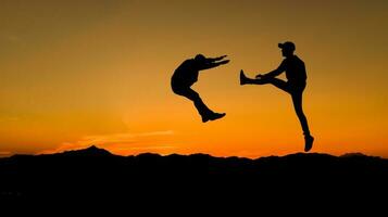 silhuetas de dois lutadores masculinos em fundo por do sol. foto