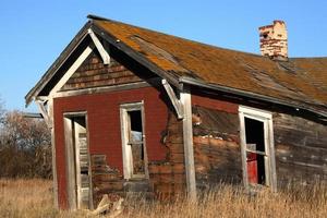 antiga casa de fazenda abandonada de saskatchewan foto