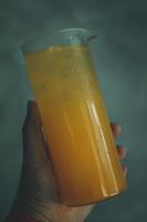 suco de laranja espremido na mão foto