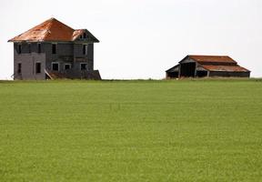 antiga casa de fazenda resistida na pitoresca saskatchewan foto