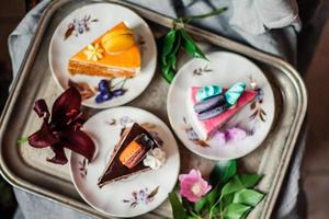 fatias de bolo decoradas com macarons e flores foto