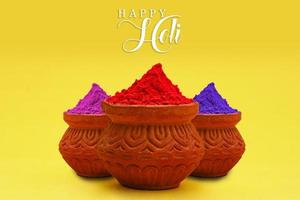 tigela de multi cor do conceito de festival indiano holi com fundo colorido e escrita feliz holi. foto