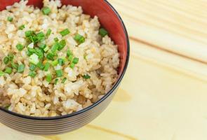 arroz frito com alho tailandês com legumes por cima foto