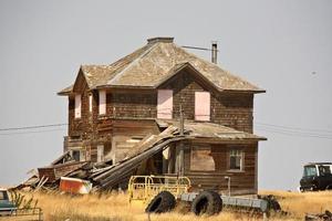 lixo em torno de uma casa de fazenda abandonada de saskatchewan foto