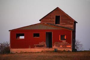 antiga casa de fazenda abandonada de saskatchewan foto