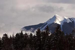 montanhas rochosas no inverno foto