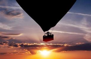 silhueta de balão ao pôr do sol foto